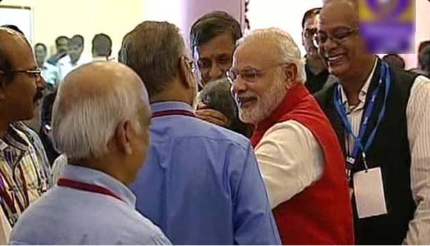 Prime Minister Narendra Modi talking to ISRO scientists (Photo: Twitter) Prime Minister Narendra Modi talking to ISRO scientists (Photo: Twitter)